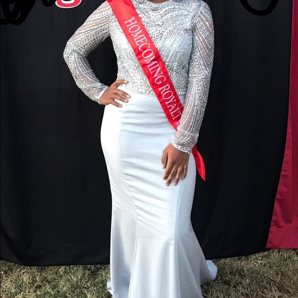 Long formal silver form fitting dress. Homecoming - Picture 2 of 7