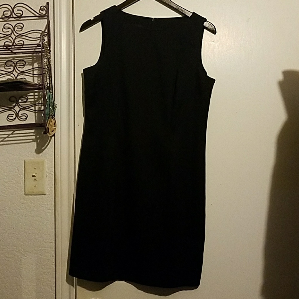 Black sleeveless dress