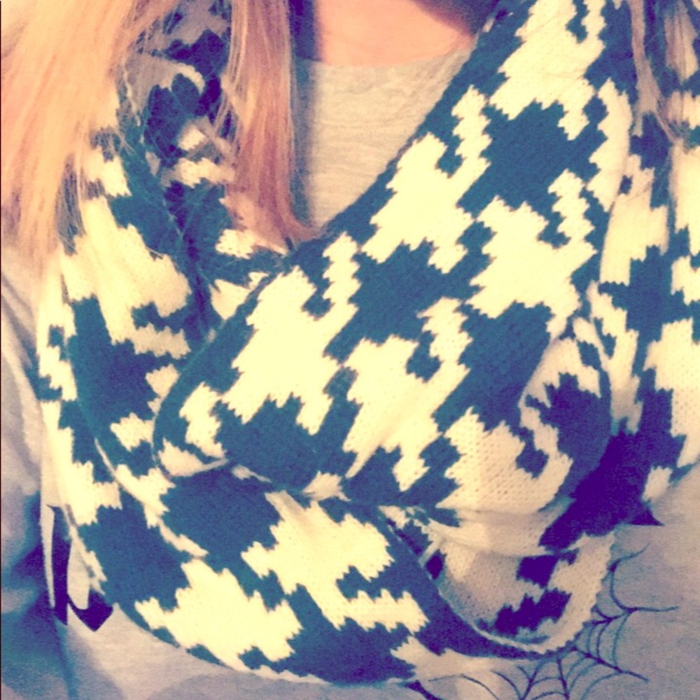 Infinity houndstooth scarf
