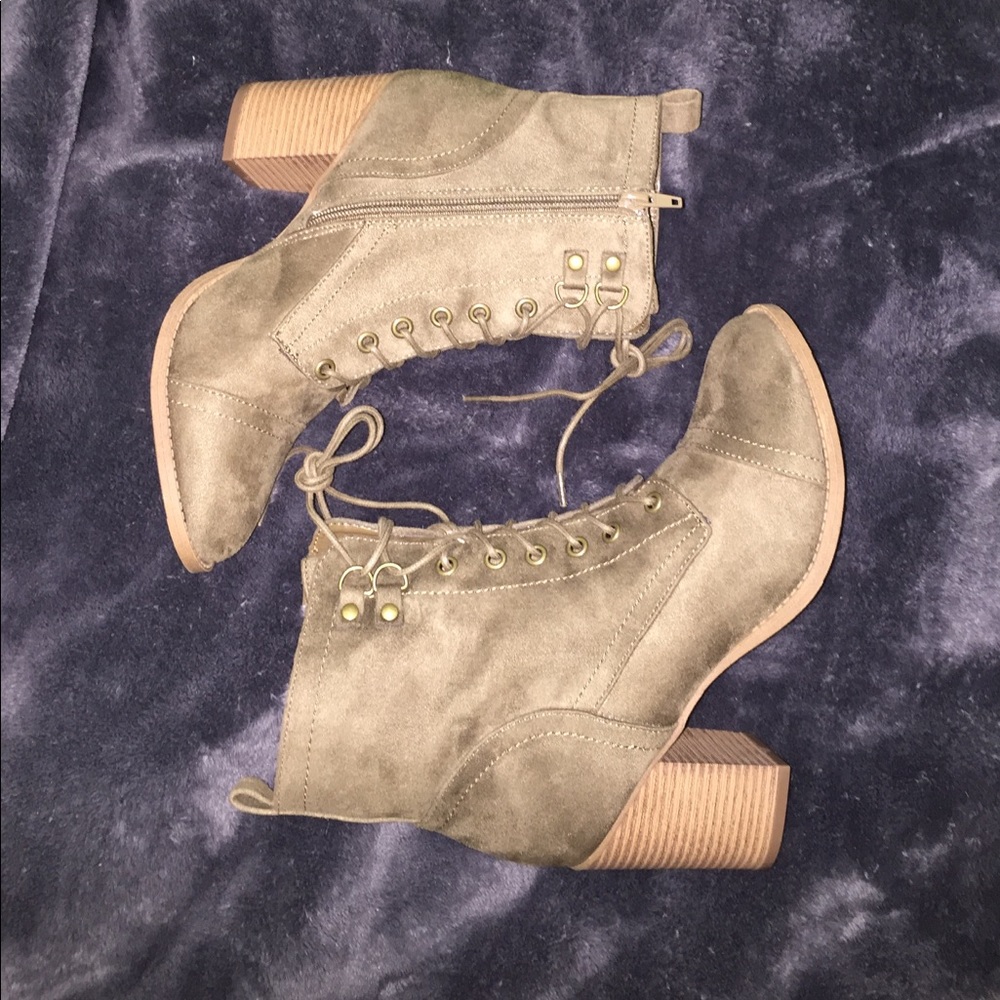 Military Green/Tan heeled combat boots. Size 9.