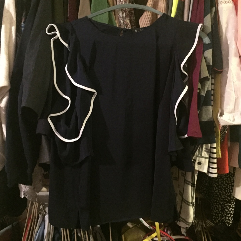 Blouse with open shoulder.