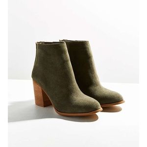 OLIVE SUEDE SHORT HEEL BOOTIE SZ 9