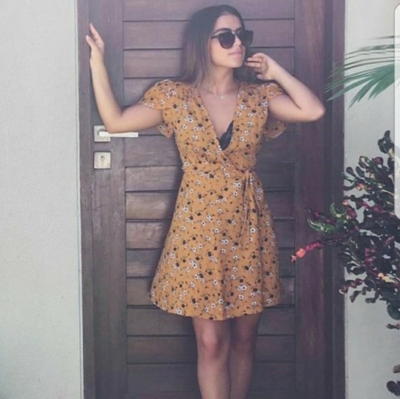 LAST!~ The DAISY Floral Tie Waist Wrap Dress - Picture 3 of 4