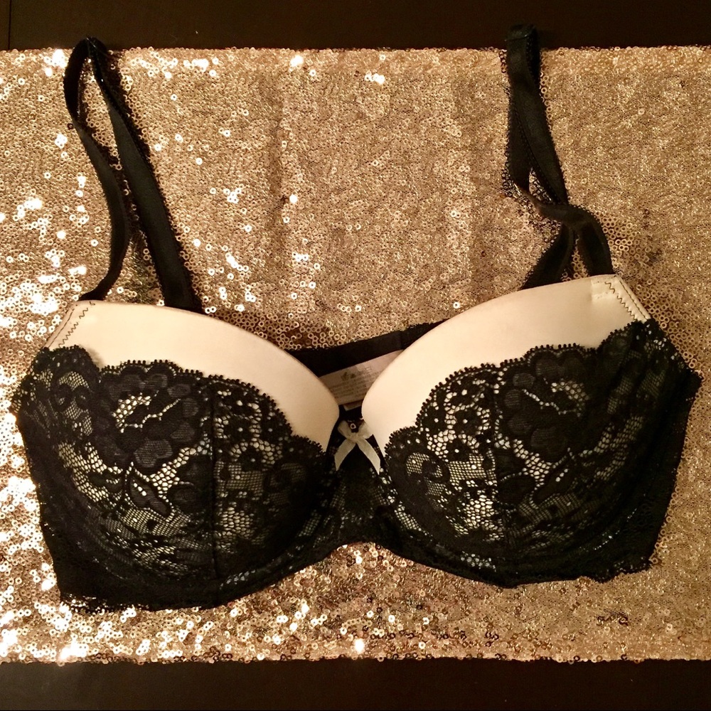 Victoria’s Secret Bra 32DD Black And White Lace