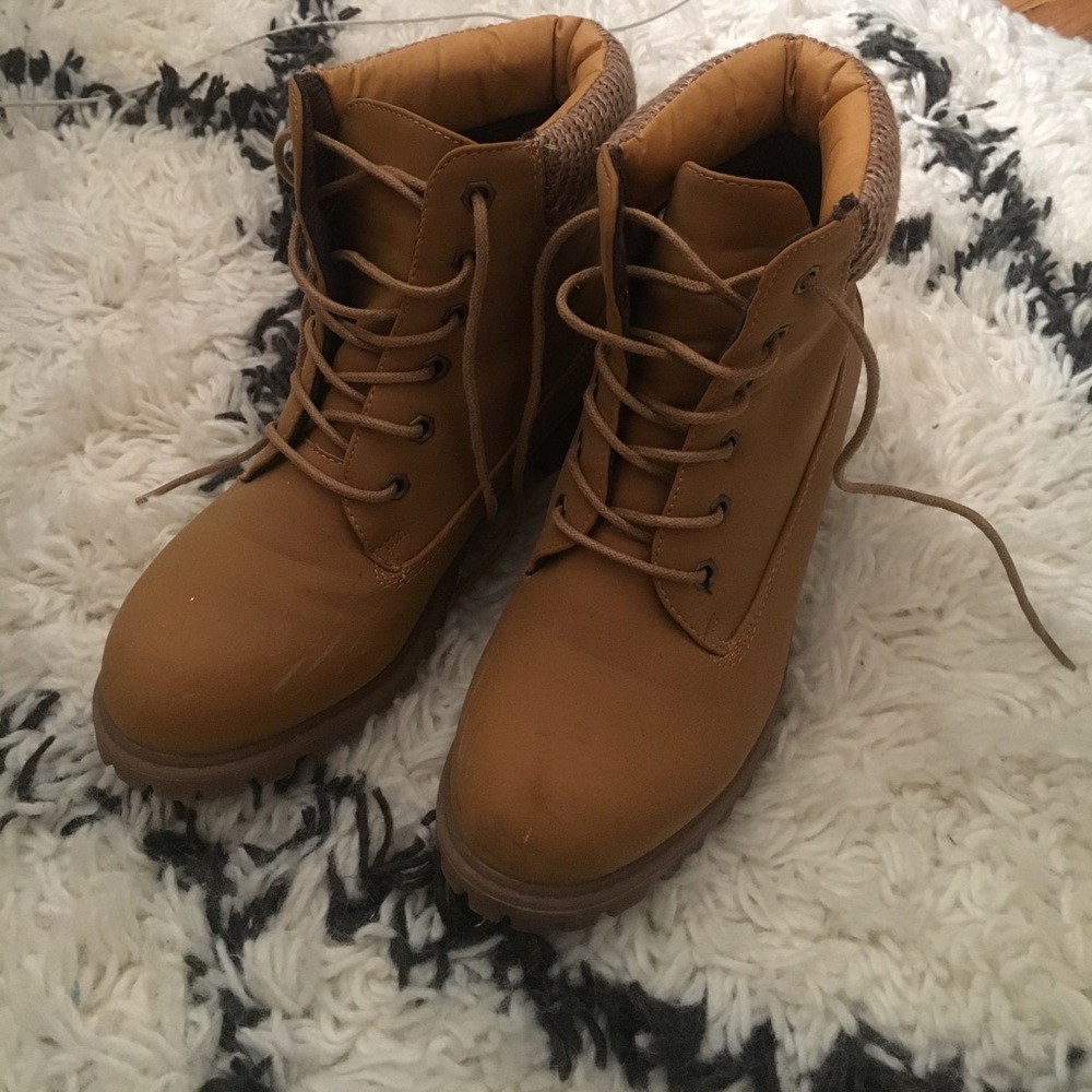 Size 8 Tan Lace Up Boots