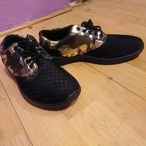 GOLD ARMY PRINT AND BLACK SNEAKERS