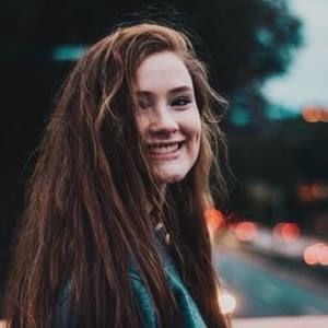 Meet your Posher, Hillary Janine