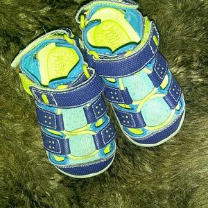 🔅See Kai Runners Size 6 🔅Like New 🔅