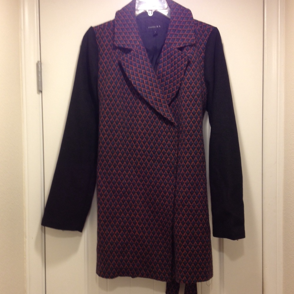 Good condition winter coat w/pattern & black sleev