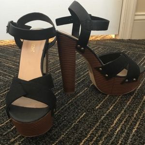 Shoe Dazzle Black and wood block heels sandals