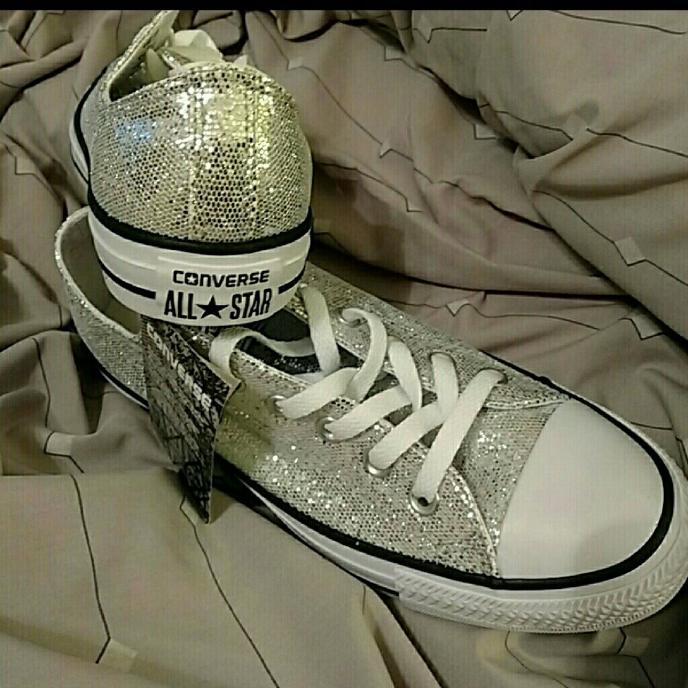 Women's converse size 7 NWT - Picture 2 of 3