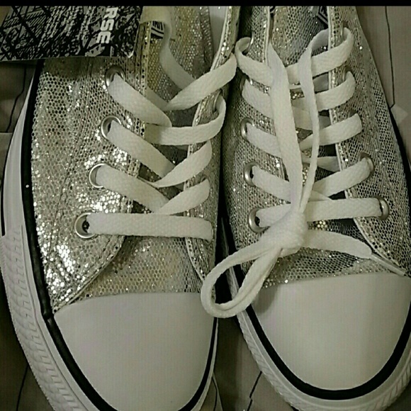 Women's converse size 7 NWT - Picture 3 of 3