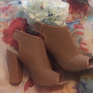 Shoe booties in tan. Side strap, open toe.