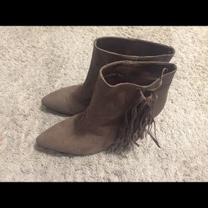 Shoedazzle tan fringe wedge bootie