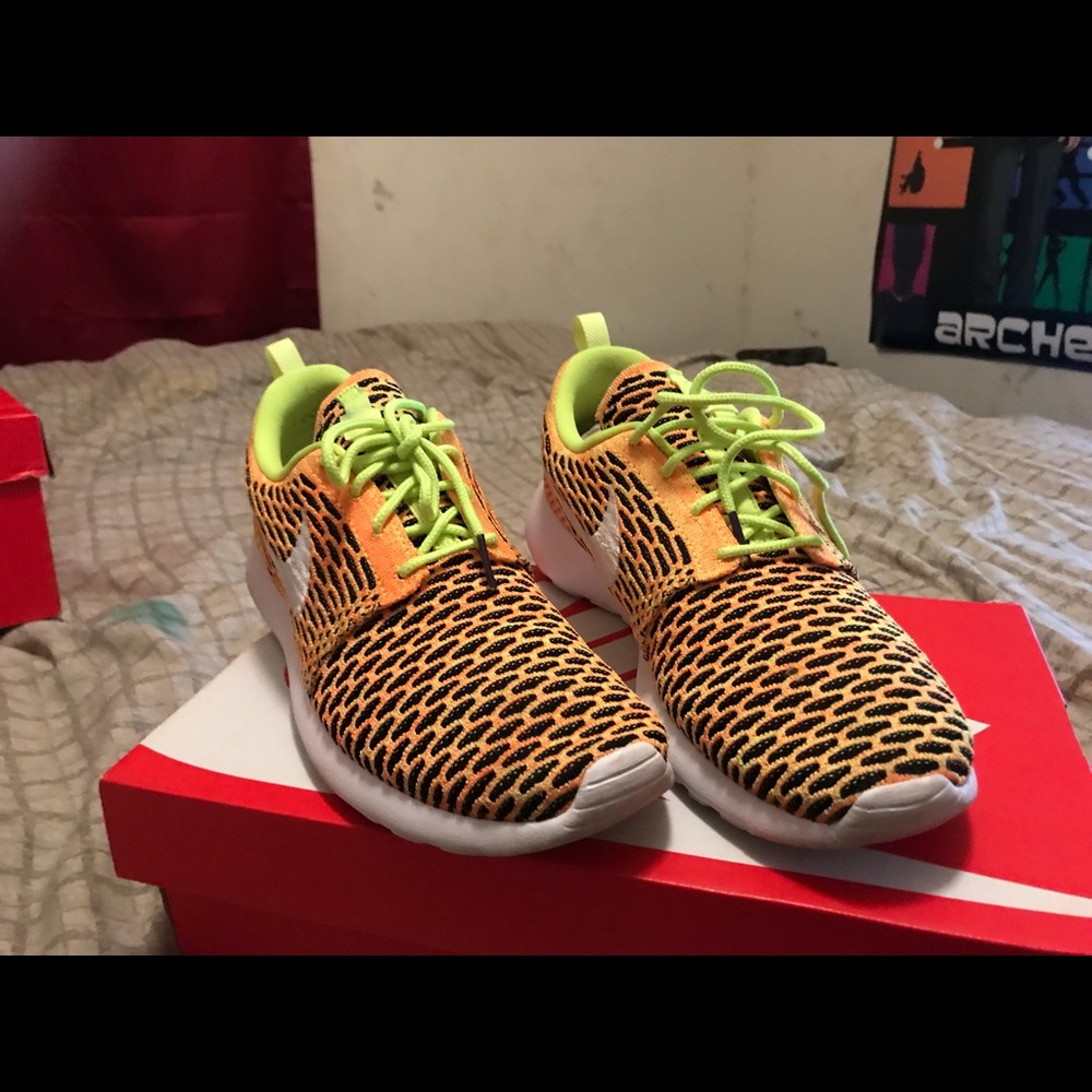 Wmns Roshe one flyknit sz 9