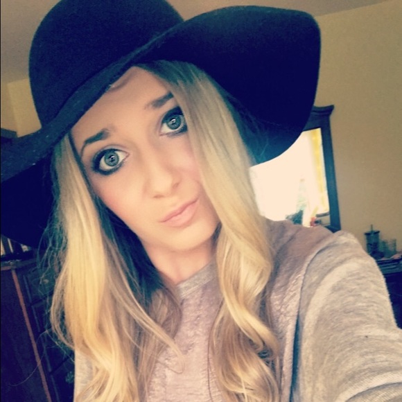 Meet your Posher, Kelsey - Picture 1 of 1