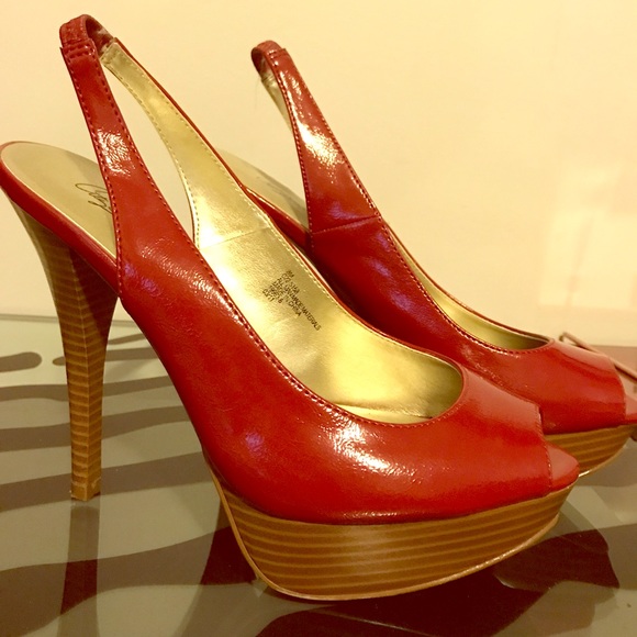 Shoes - Red strap heels 👠