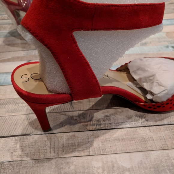 Soul Society beautiful Red ankle strap heels - Picture 3 of 5
