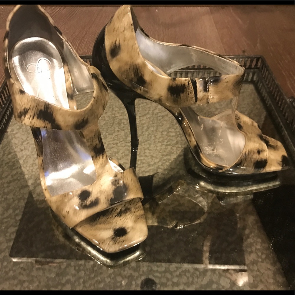 Leopart T-strap stilettos