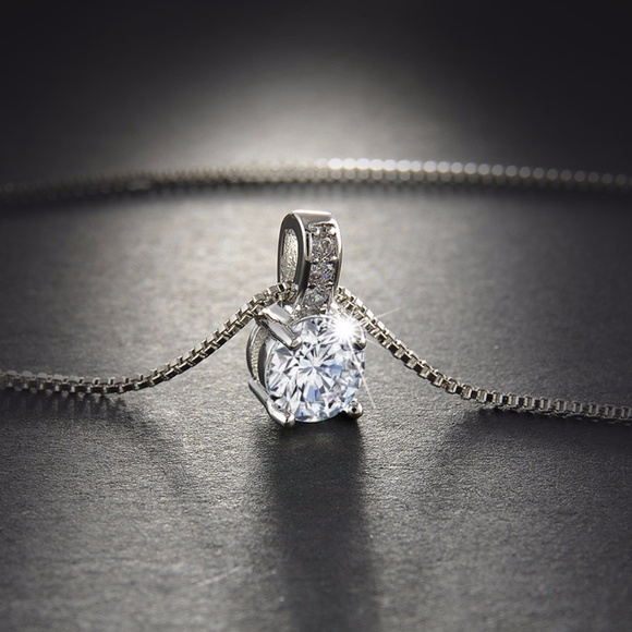 ❤️4 for $20 Sale❤️SWAROVSKI Stone Ring Necklace - Picture 3 of 5