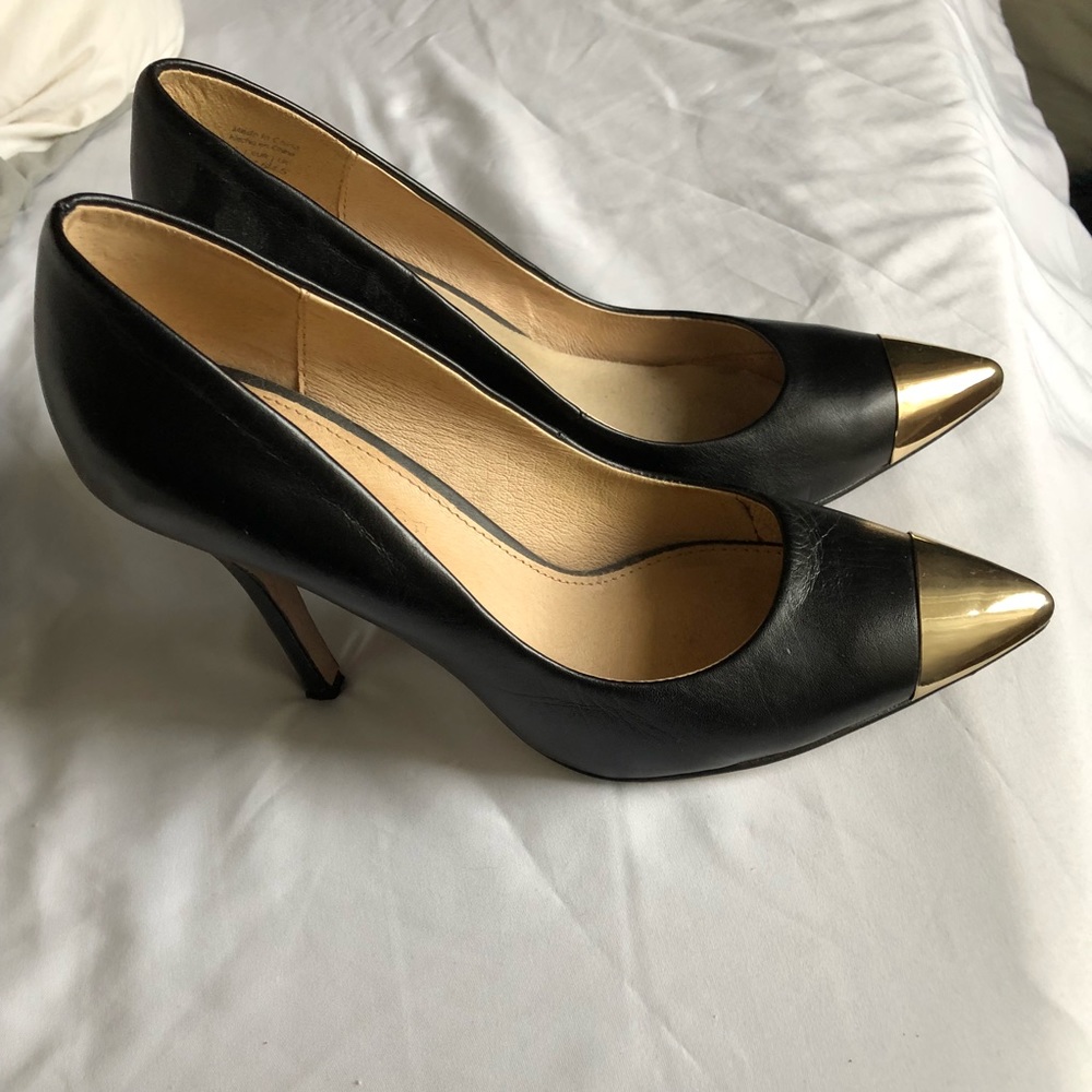 Aldo gold tipped black pumps