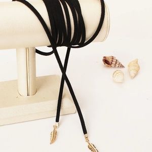 Leaf accent pendant choker