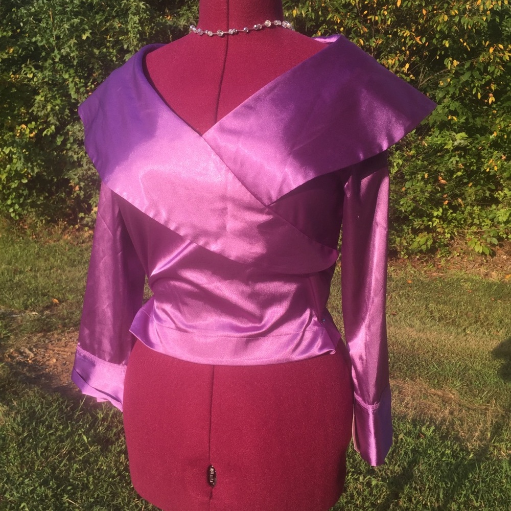 Dressy off should Blouse. M