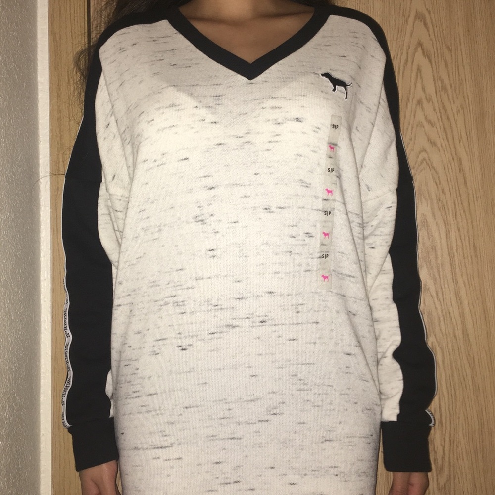🔲NWT PINK V-Neck Sweatshirt🔲