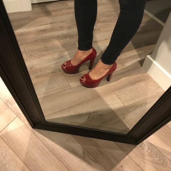 Red pumps - Picture 2 of 7