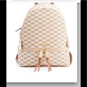 Meet your Posher, Devona