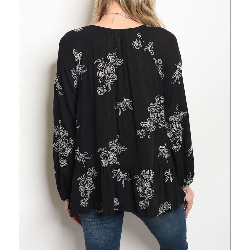 🌴B & W FLORAL🌴 - Picture 2 of 3
