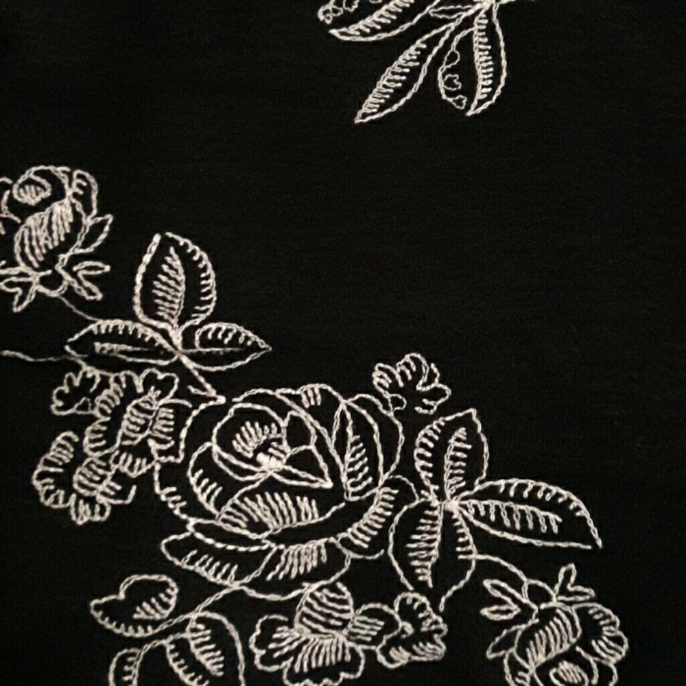 🌴B & W FLORAL🌴 - Picture 3 of 3