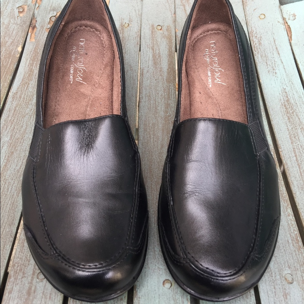 Women's Naturalizer Black Leather Slip On's 5.5M