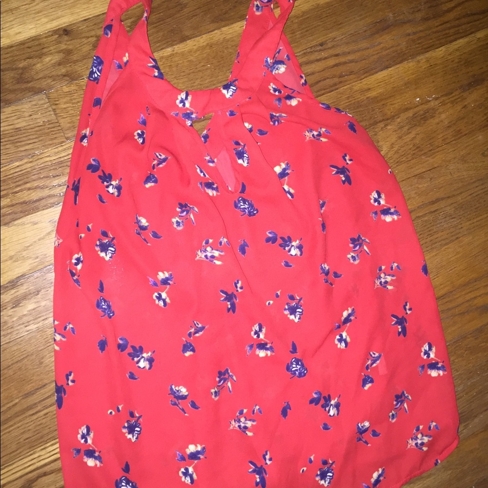 🍁fall sale! Red tank with flowers 🌺