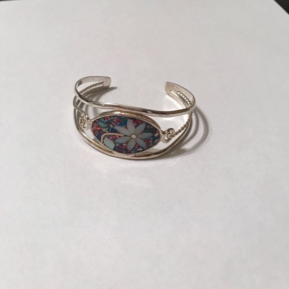 Silver Bracelet with lovely flower shell design