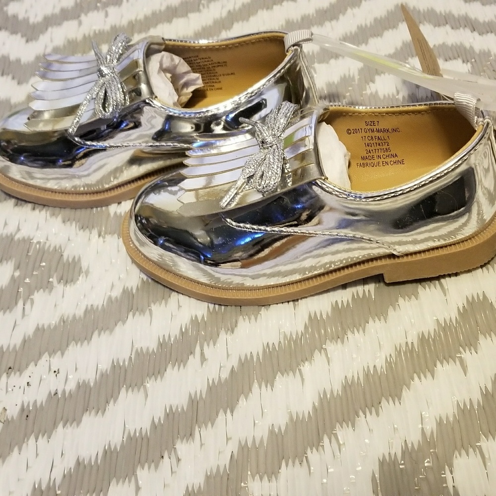 CRAZY 8 Metallic Fringe Oxfords! - Picture 3 of 5