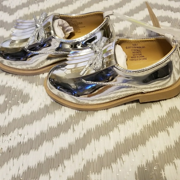 CRAZY 8 Metallic Fringe Oxfords! - Picture 3 of 5