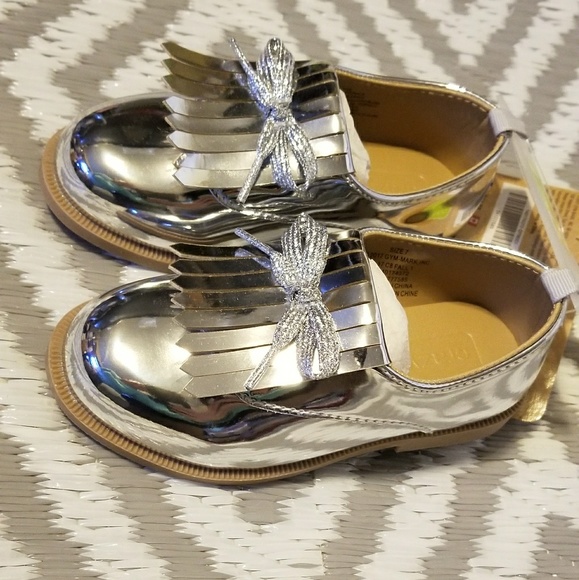 CRAZY 8 Metallic Fringe Oxfords! - Picture 4 of 5