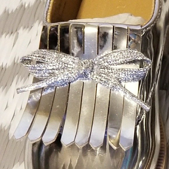 CRAZY 8 Metallic Fringe Oxfords! - Picture 5 of 5