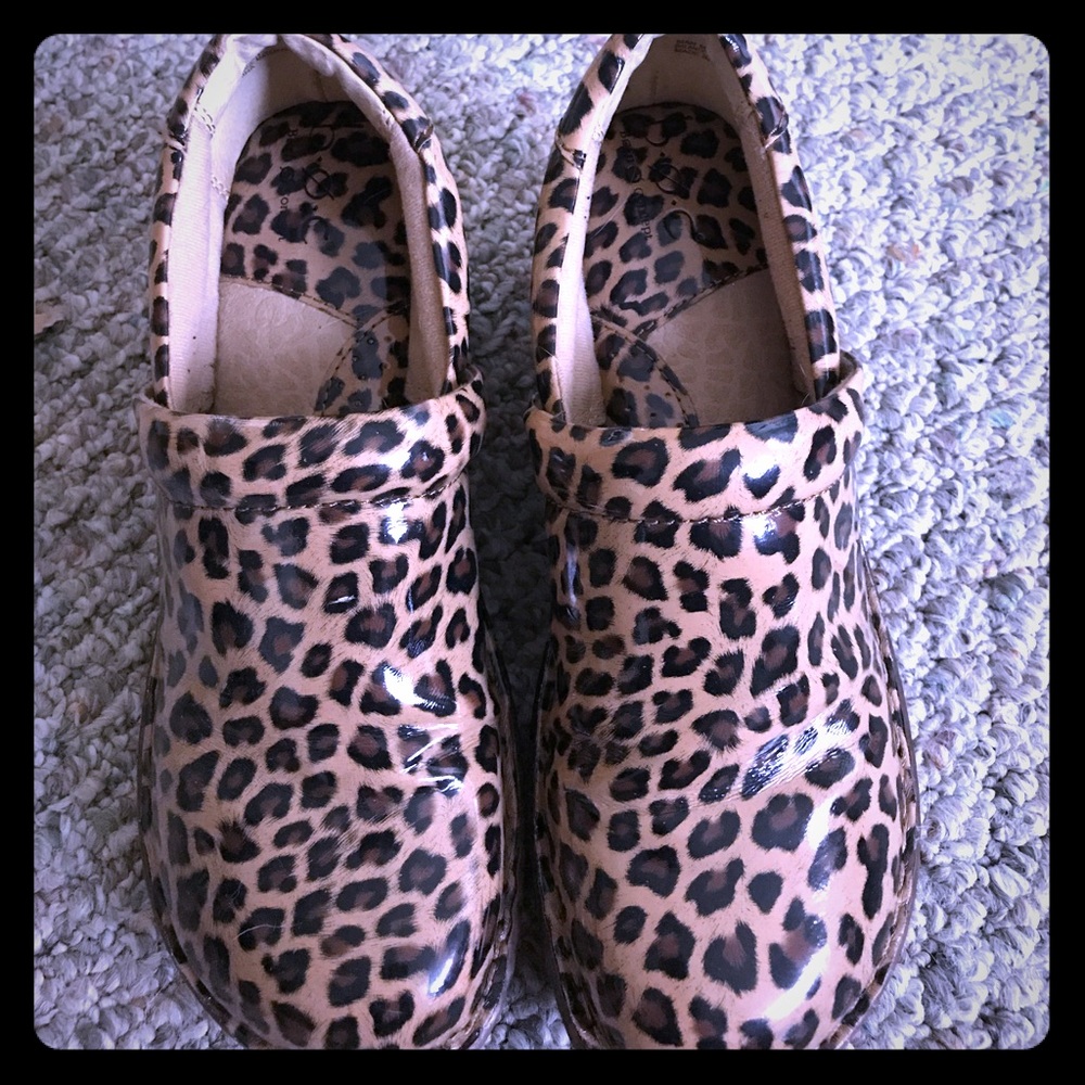 Leopard clogs