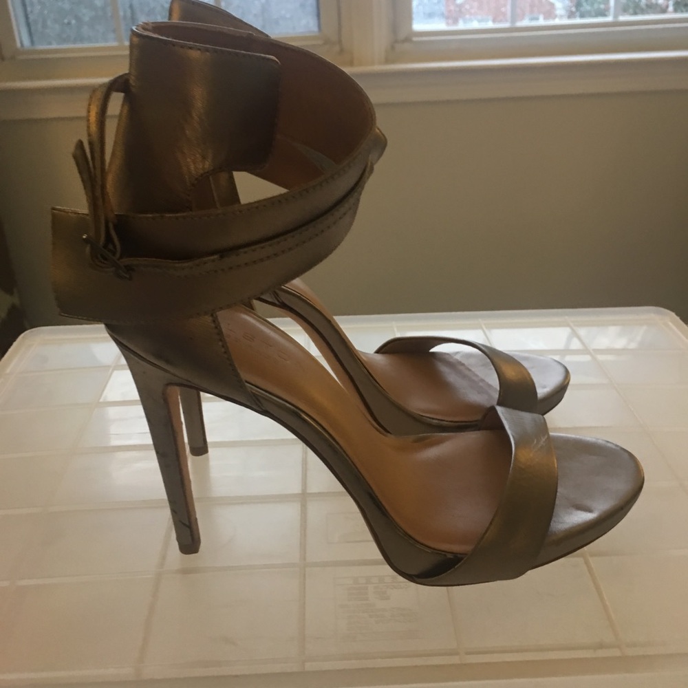 Heritage by Halston gold heels