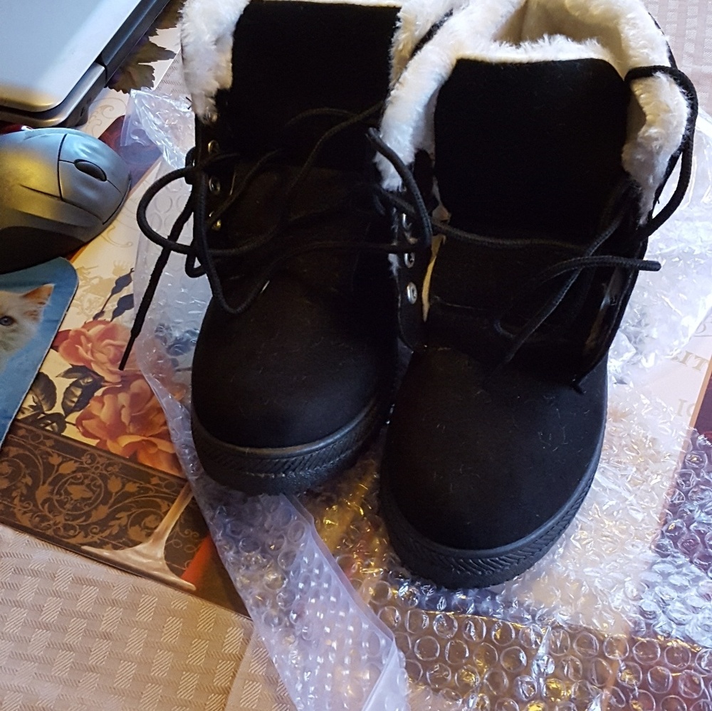 Women's fur lined winter boots