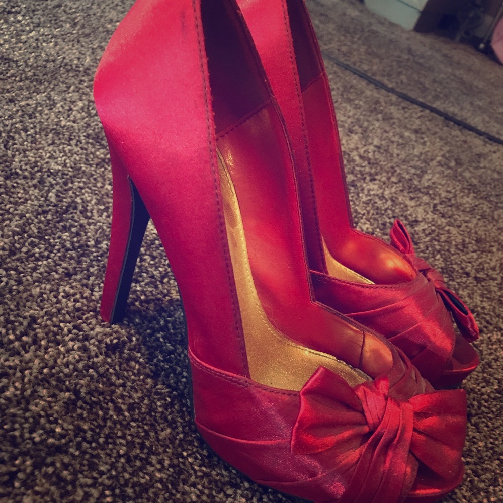 Size 7 red bow heels