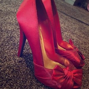 Size 7 red bow heels