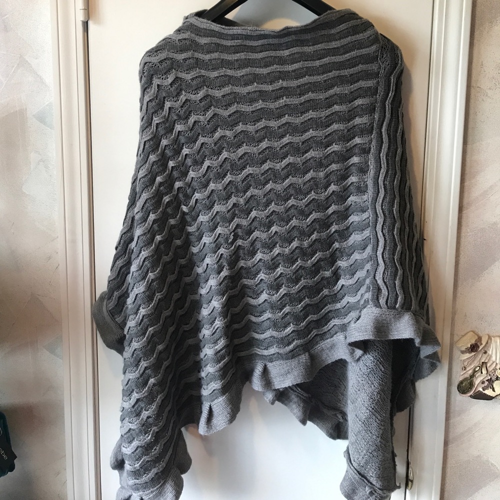 GRAY PONCHO