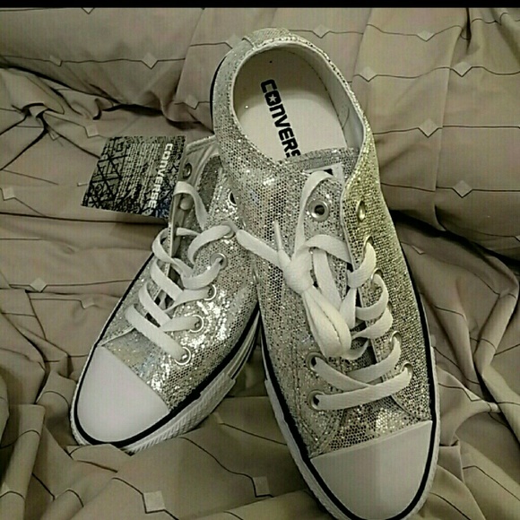 Last pair Women's converse size 6 NWT - Picture 2 of 3