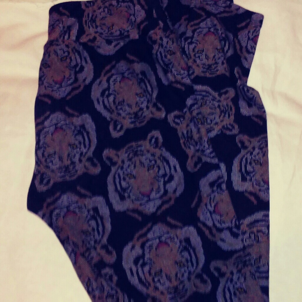 LuluRoe Tiger Leggings NIP OS Black Background