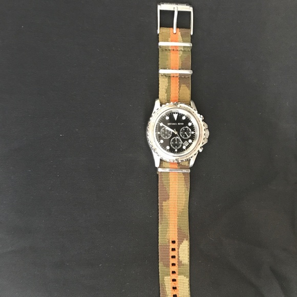 Men's army color Michael Kors watch - Picture 2 of 3