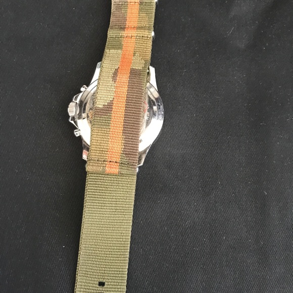 Men's army color Michael Kors watch - Picture 3 of 3