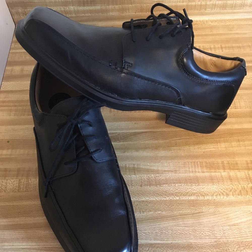 Men’s size 11 dress shoe